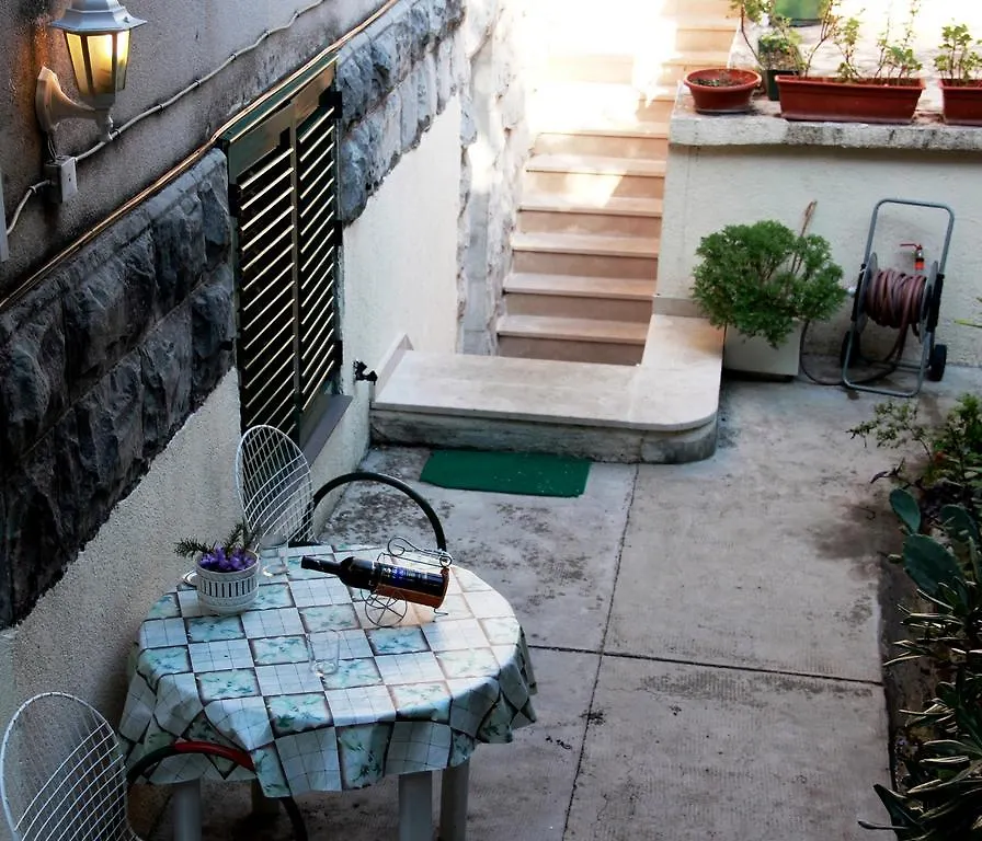 Guest House With Garden - Zuvan Split 3*,