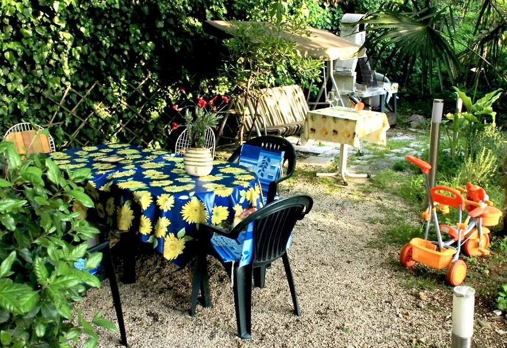 Guest House With Garden - Zuvan Split 3*,  Chorvatsko