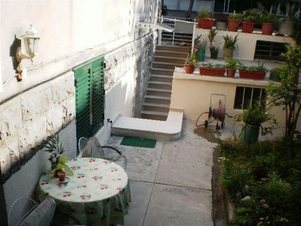 Guest House With Garden - Zuvan 3*, Split